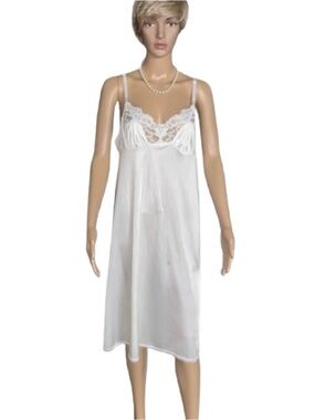 Vassarette ~ Size 40 (Large) ~ Vintage ~ USA ~ Sexy ~ White ~ Slip Nightgown